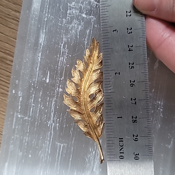 *Sold* Vintage Coro and Avon Signed Pins/Brooches - Picture 5 of 6